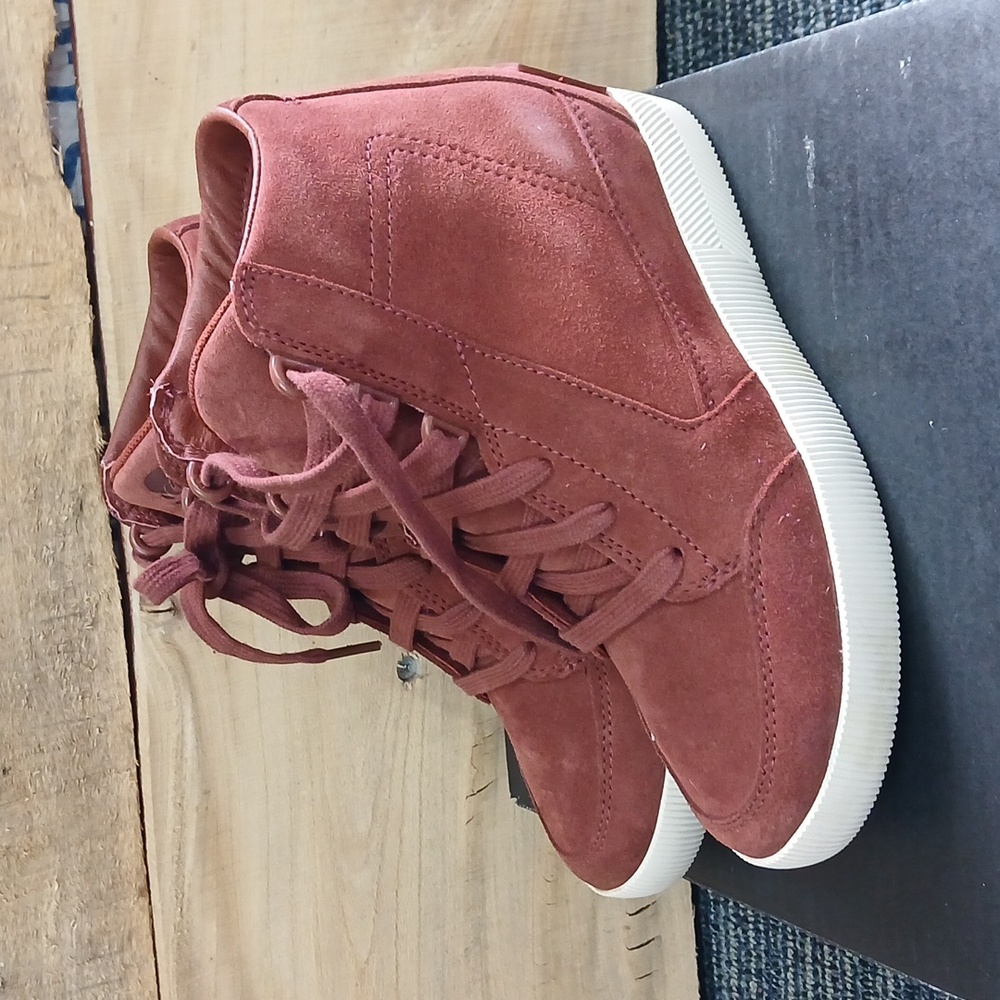 Sorel NWT Burgandy Out N About Slip on Wedge shoes 6 Waterproof